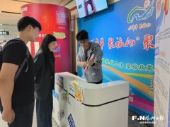 记者正在福州职业手艺学院220平方米的大学生就